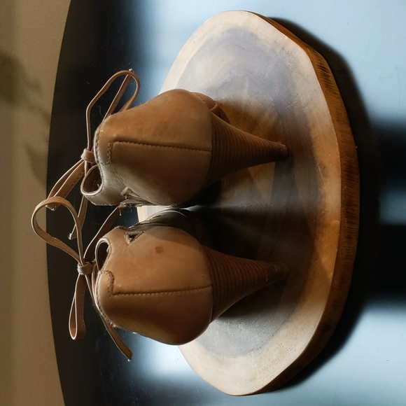 Women's beige leather heels size 7 / 38 - Picture 2 of 3